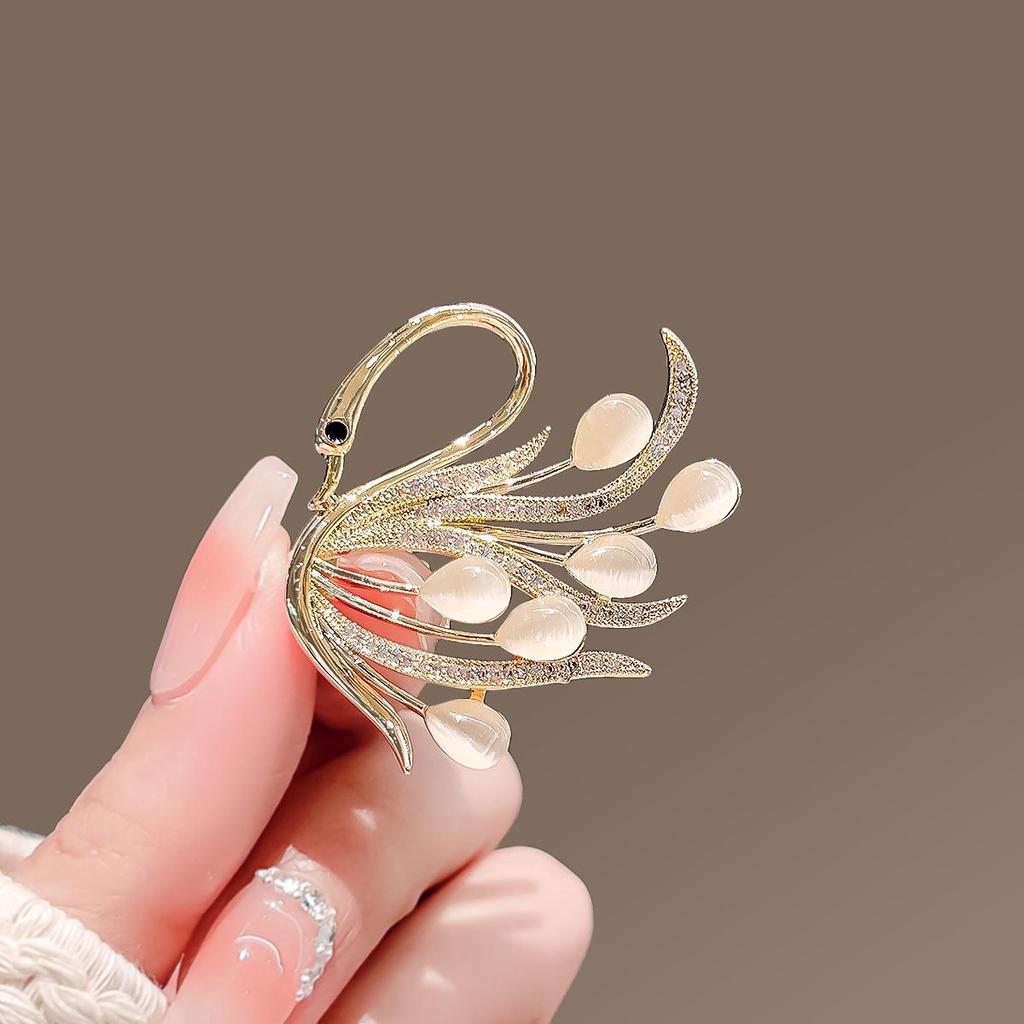 Chic Butterfly Brooch for Women - High-End Fashion Corsage