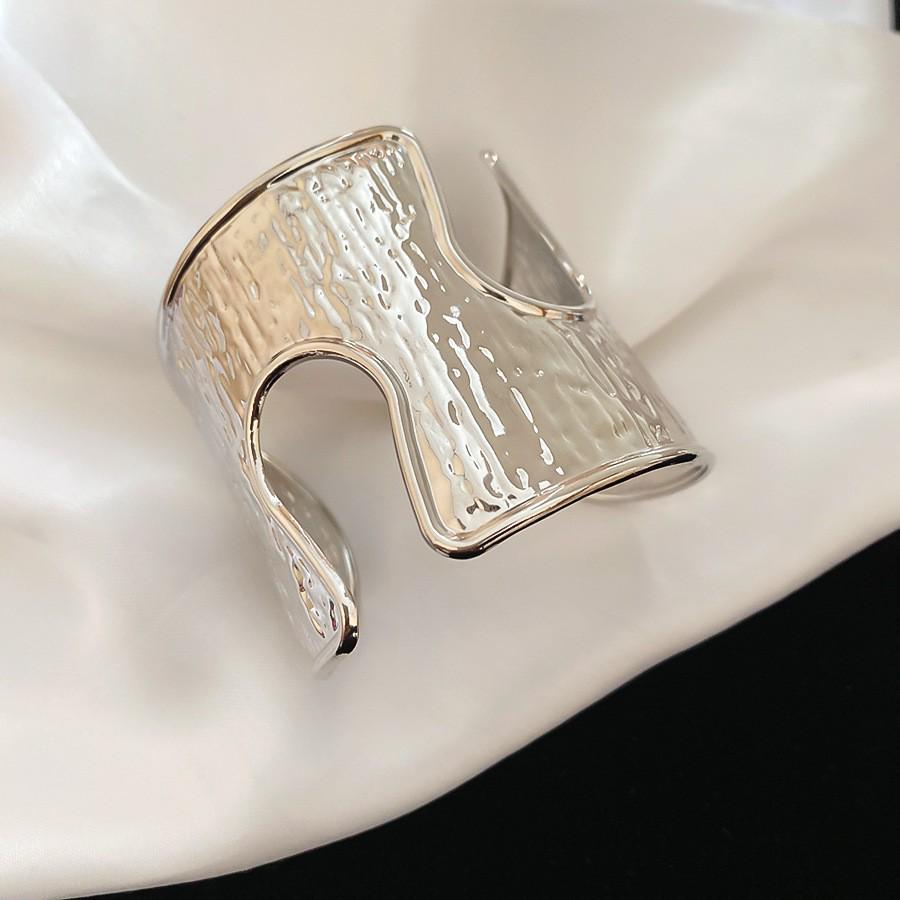 European-American Geometric Metallic Open Bangle: Simple, Versatile, Niche Design Bracelet