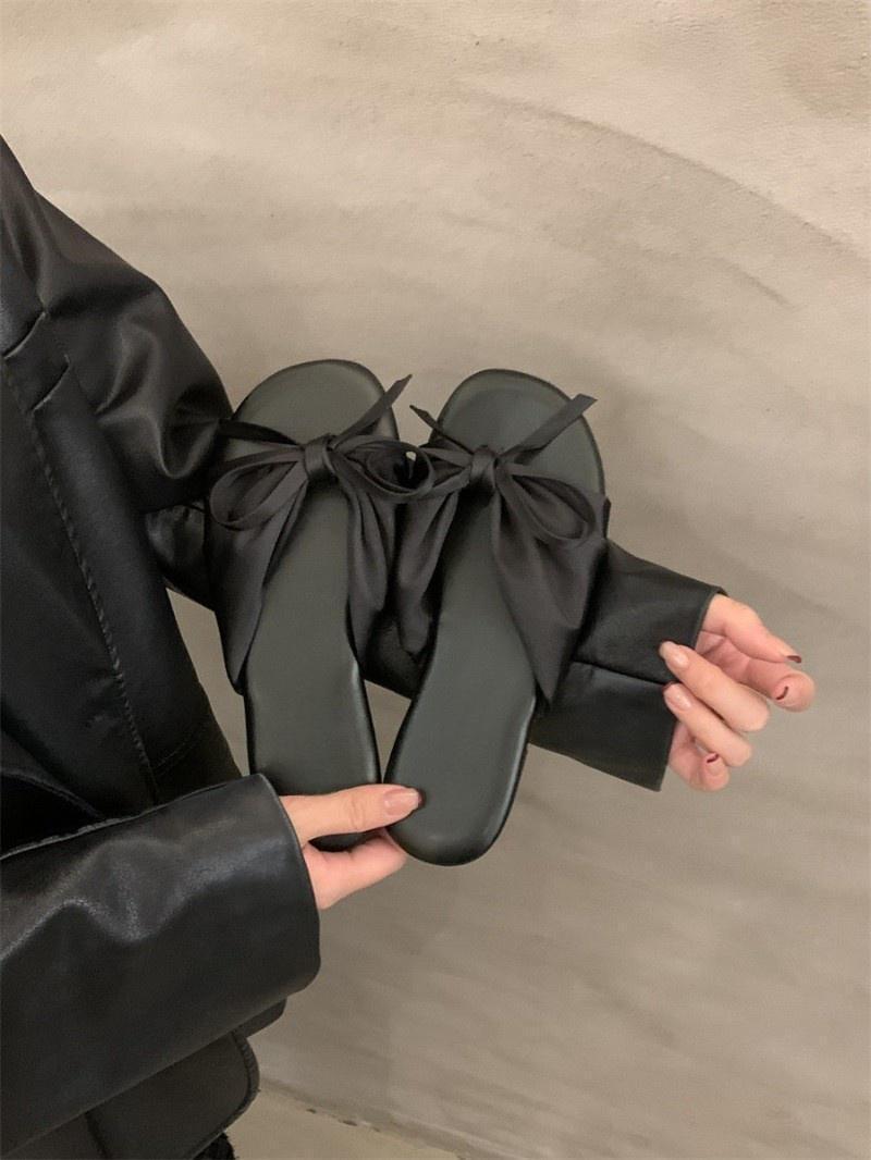 

Летом 2024 года новый сказочный стиль сочетается с юбкой, носками, маленькими прохладными тапочками и розовыми босоножками с бантом. 40 чёрный