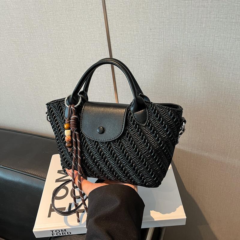 

Niche design pleated handbag bag women s new high-end fashion shoulder messenger bag commuter bag чёрный