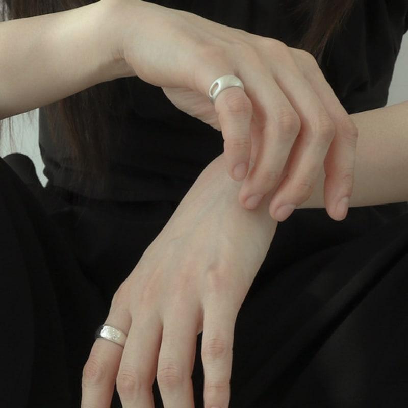 SUIOVE Curve hole Ring