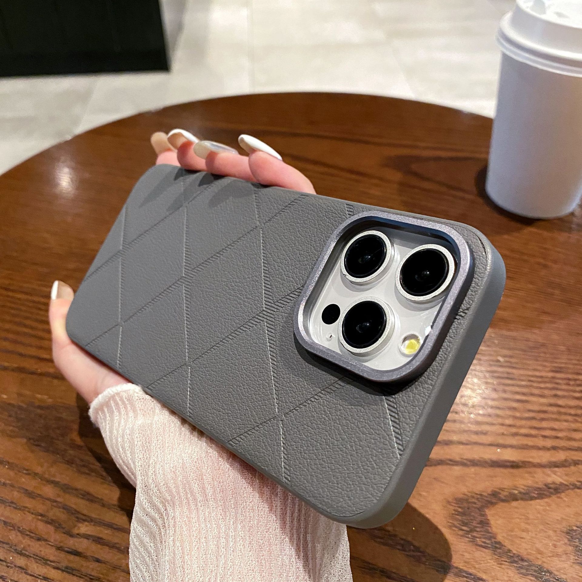 

The Apple 16promax with A Diamond-shaped Leather Texture Is Suitable for IPhone14/15 Cases and Comes with A Hardware Lens Ring Apple 14Promax