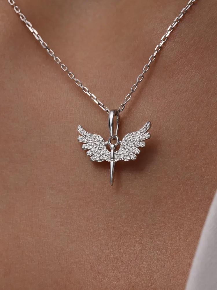 

Подвеска-кулон в виде ангела, инкрустированная кубическим цирконием и украшенная ангельскими крыльями. Модный и универсальный. Лучший подарок для друзей и родственников.