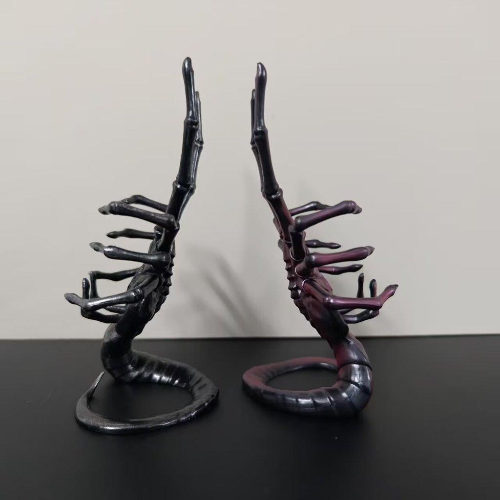 Alien Facehugger Phone Holder Pvc Desk Stand With Unique Design For Collectors