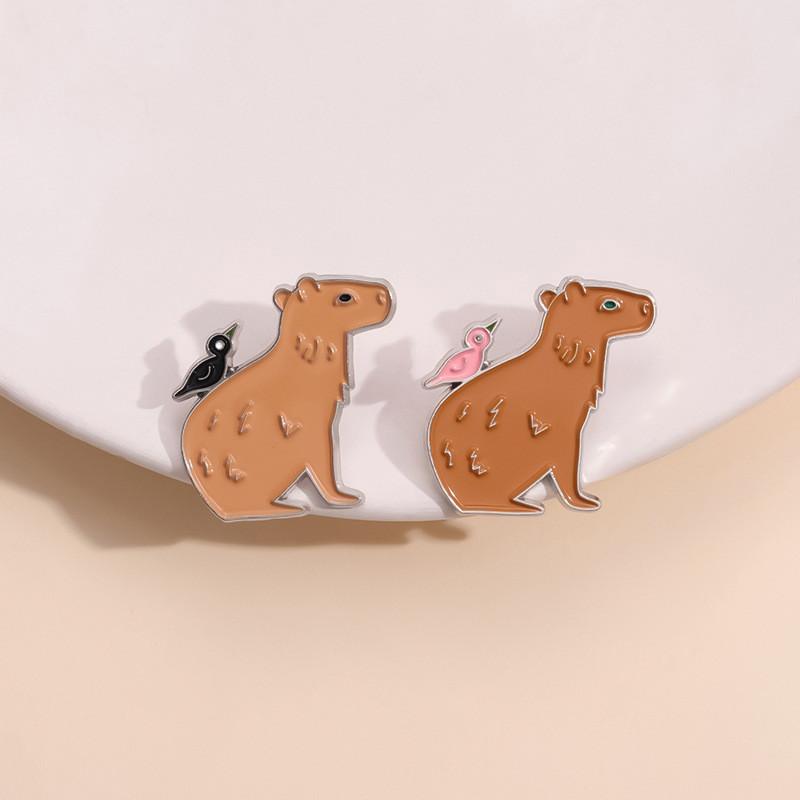 Adorable Cartoon Animal Alloy Badge Custom Design Bird Capybara Brooch Fashionable Hat Accessory
