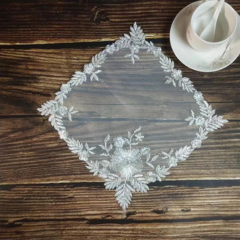 Levná evropská čtvercová síťovina vyšívaná podložka na stůl podložka pod misku podložka do vázy podložka do vázy starožitný obal na šperkovnici dekorace na nábytek