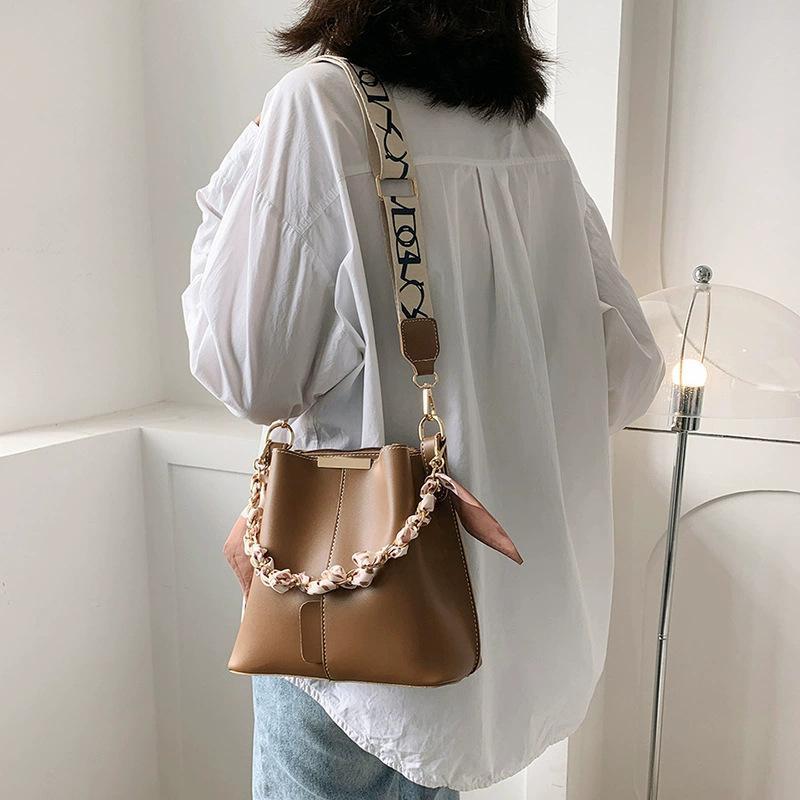 New Fashion Women's Shoulder Bag Large Capacity Ribbon Chain Bucket Bag Crossbody Bag Daily Commuting
