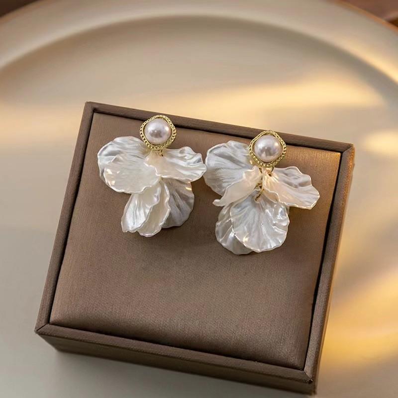 LATS Flower Pearl Stud Earrings Korea Elegant Temperament White Petal Earrings for Women Wedding Party Jewelry Gifts
