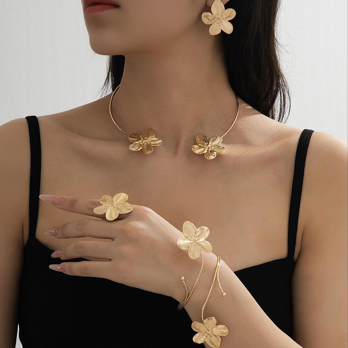 

Модные украшения для женщин золотой