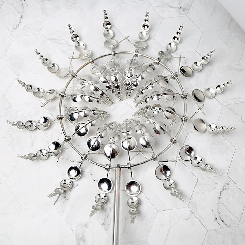 Kinetische Windmühlenskulpturen aus Metall, einzigartiger und magischer windbetriebener Spinnergarten