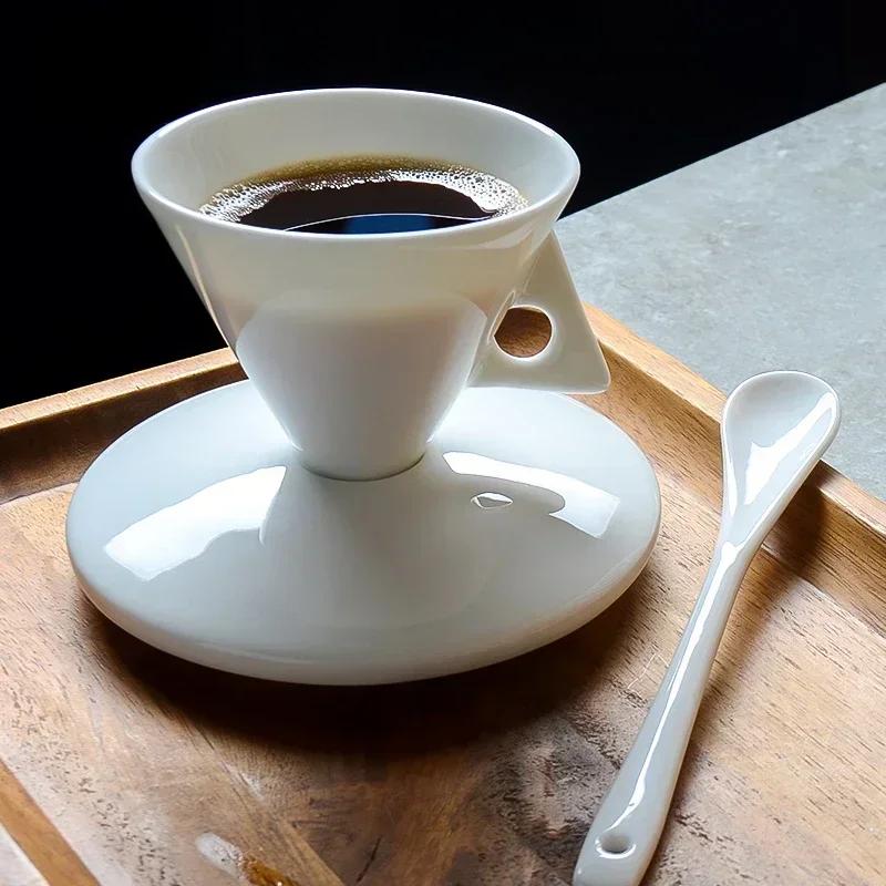 Hrnek na kávu Vintage Instagram Style Kostní porcelán Trojúhelníkový kuželový hrnek Vintage keramický šálek na latte z kostního porcelánu Hrnky na kávu
