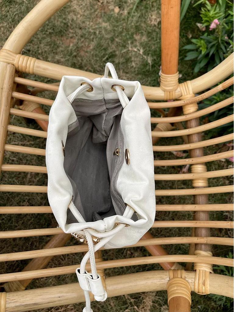 Puszysta Kremowa Różowa Torba Wiązana na Łańcuszku - Modna, Wszechstronna Torba Wiaderko na Ramię i Przez Ramię