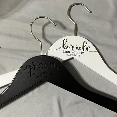 SADA 2 personalizovaných černobílých ramínek Vyrytá ramínka pro nevěstu a ženicha Svatba Bachelorette party Bridal shower Dekorace
