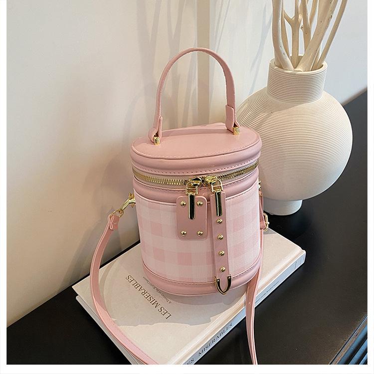 

Korean version of niche plaid hand-held cylinder bag women s 2025 new ins fashion bucket bag foreign style one-shoulder crossbody bag розовый