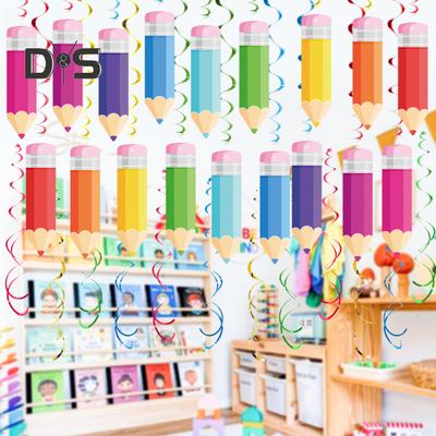 18er-Set „Back to School“-Buntstift-Hängewirbel-Dekorationen mit ausgeschnittenen Karten. „Willkommen zurück in der Schule“-Deckenwirbel als Klassenzimmer-Dekor.