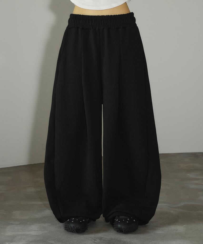 Seulliggeullou Angel Applique Curved Sweatpants [Black]