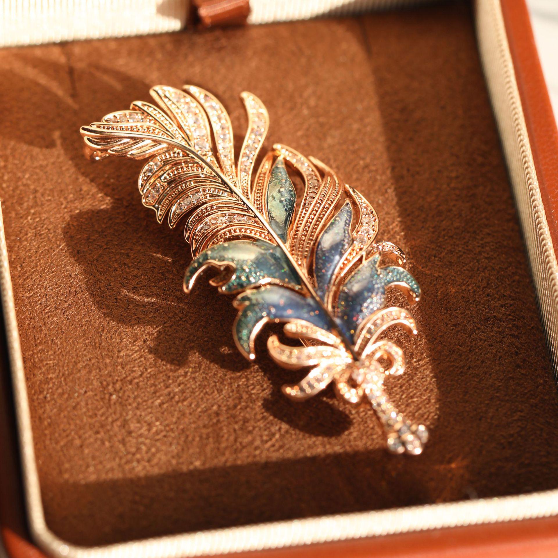 Bo Xin Yun Blue Feather Rhinestone Brooch - Light Luxury Gradient Fashion Accessory