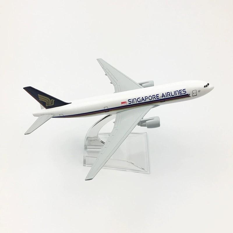 1/400 Scale Miniature Airplanes 16cm B747 Singapore Airways Alloy Metal Diecast with Landing Gear Simulation Plane Toy Model Aircraft