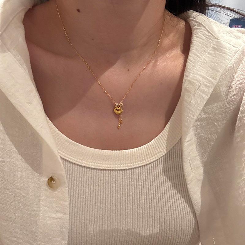 Auspicious Clouds Lock Necklace: Exquisite Gold-Tasseled Clavicle Chain for Women