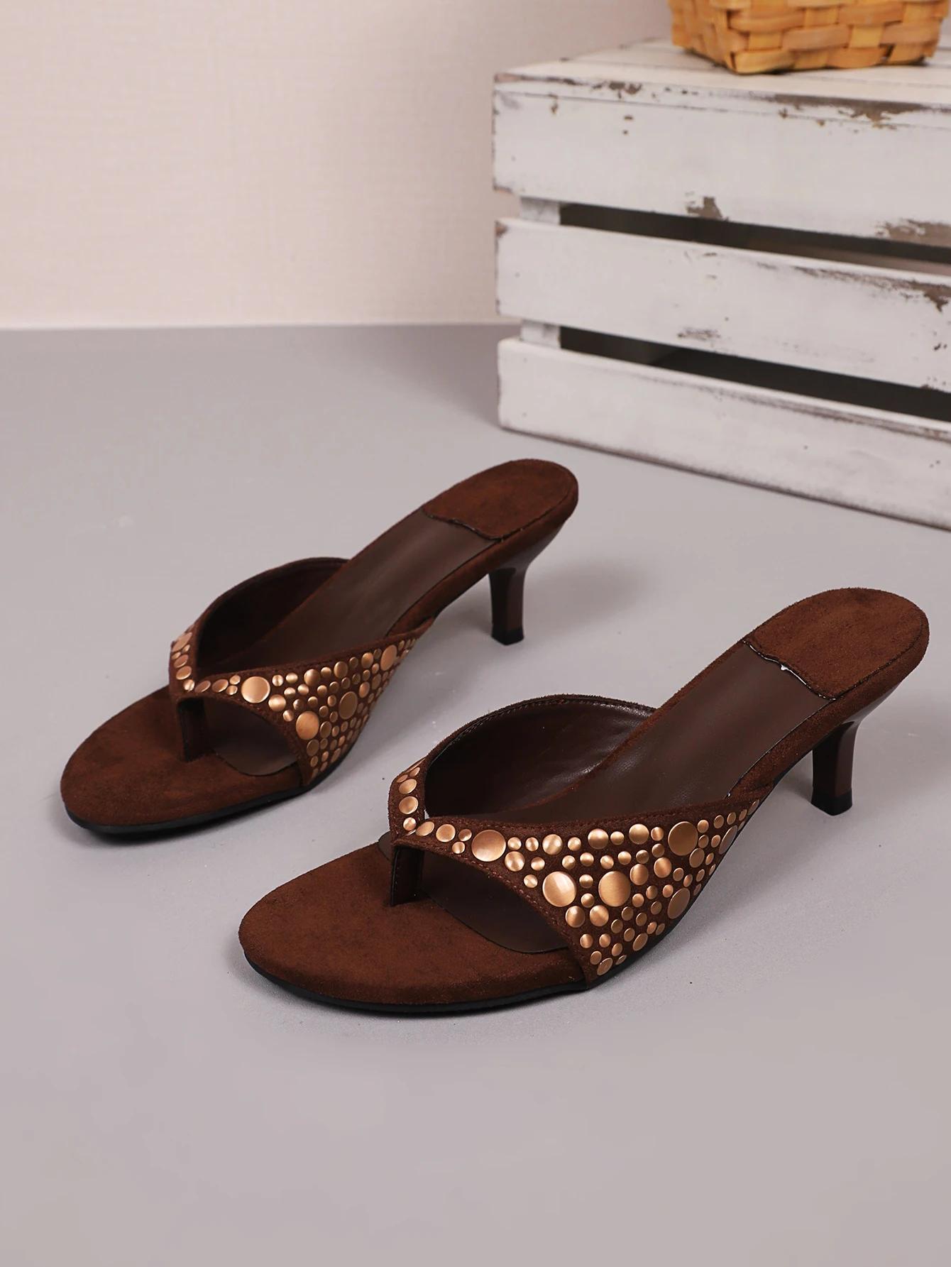 

Женские модные шлепанцы 2025Заклепки Зажим для пальца Замша Легкие Сандалии на высоком каблуке в елочку Обувь в европейском и американском стиле 42 коричневый