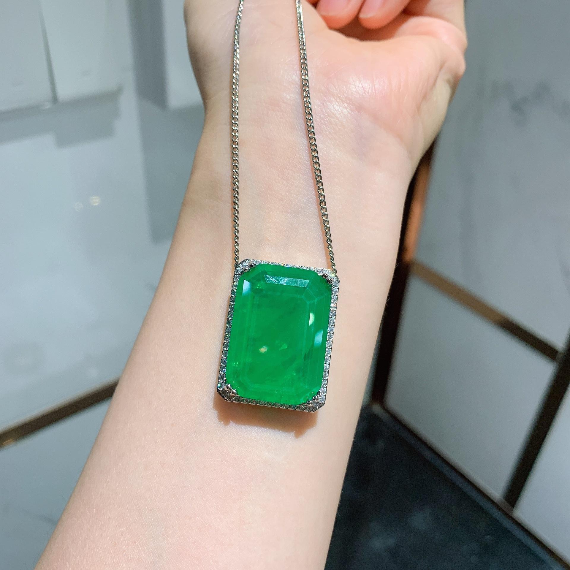 

Украшения Ретро Стиль Подвеска с Имитацией Изумруда в Бриллиантовой Оправе Прямоугольная 20 * 28 Большая Подвеска Серьги-пусеты 9 * 12