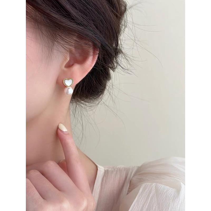 Delicate Fritillary love ear clips without ear piercings, high-end sweet temperament pearl stud earrings, niche personality simple earrings