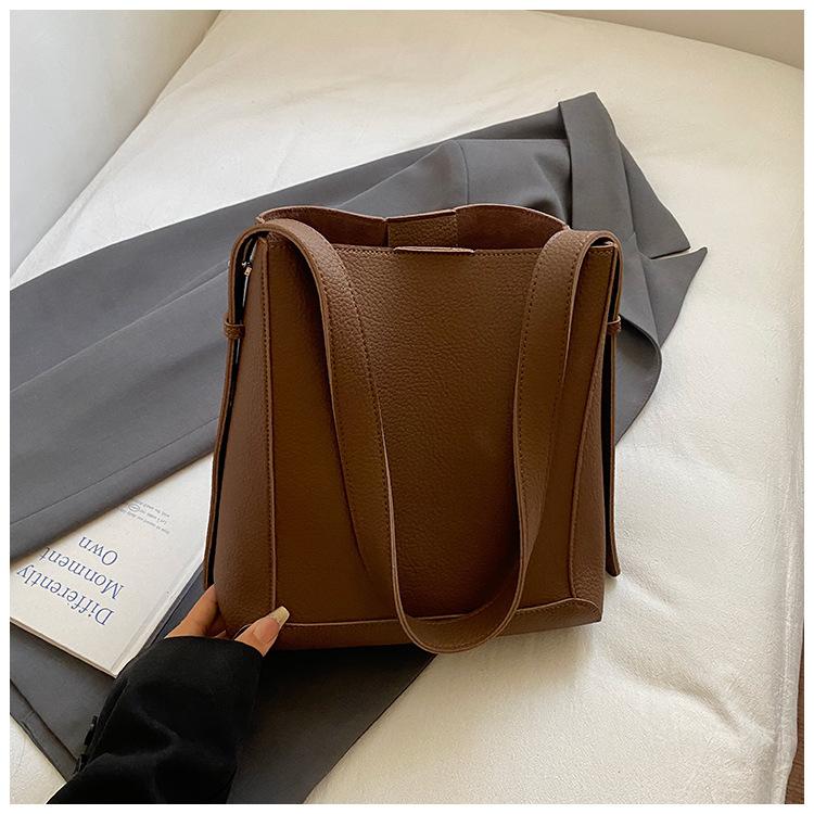 

2025 autumn new women s bags, foreign style underarm messenger bags, shoulder bags, large-capacity commuter buckets, casual bags