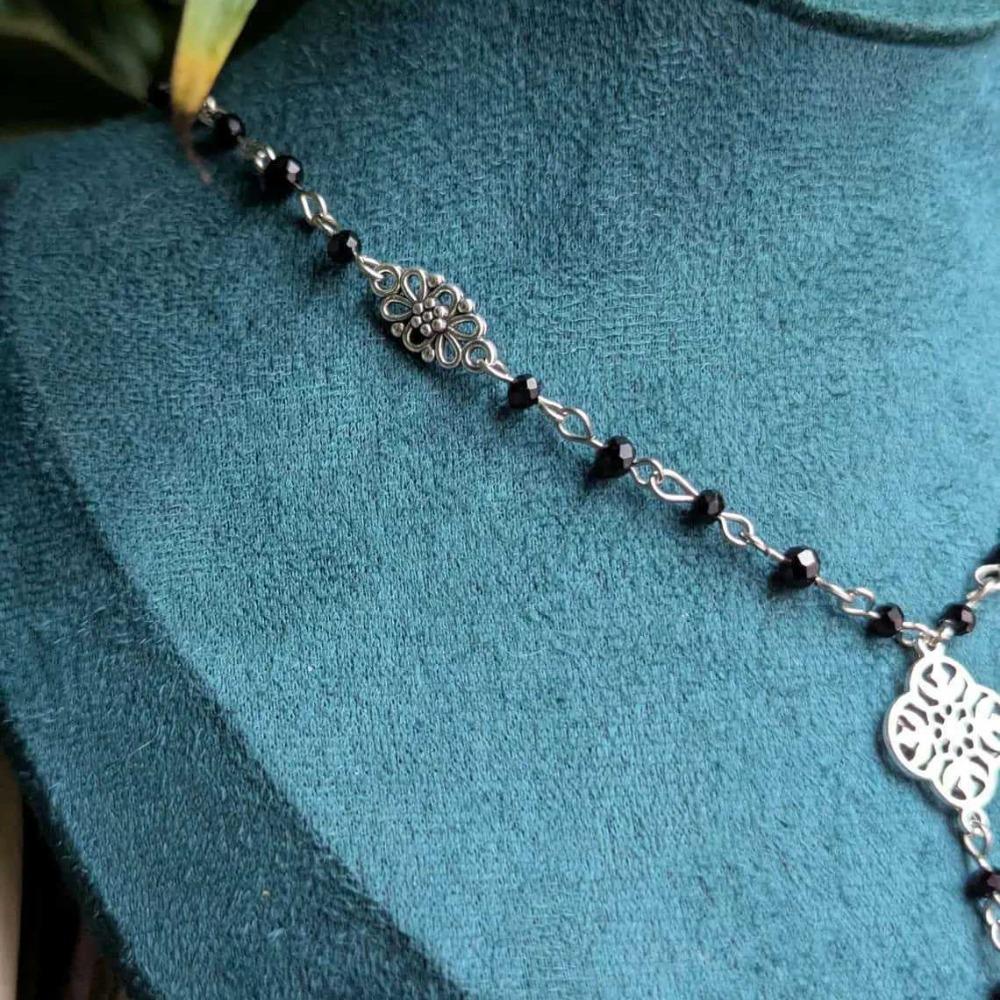 Retro Gothic Filigree Four-petal Flower Waterdrop Black Crystal Pendant Necklace for Women Halloween Party Cosplay Jewelry Gift