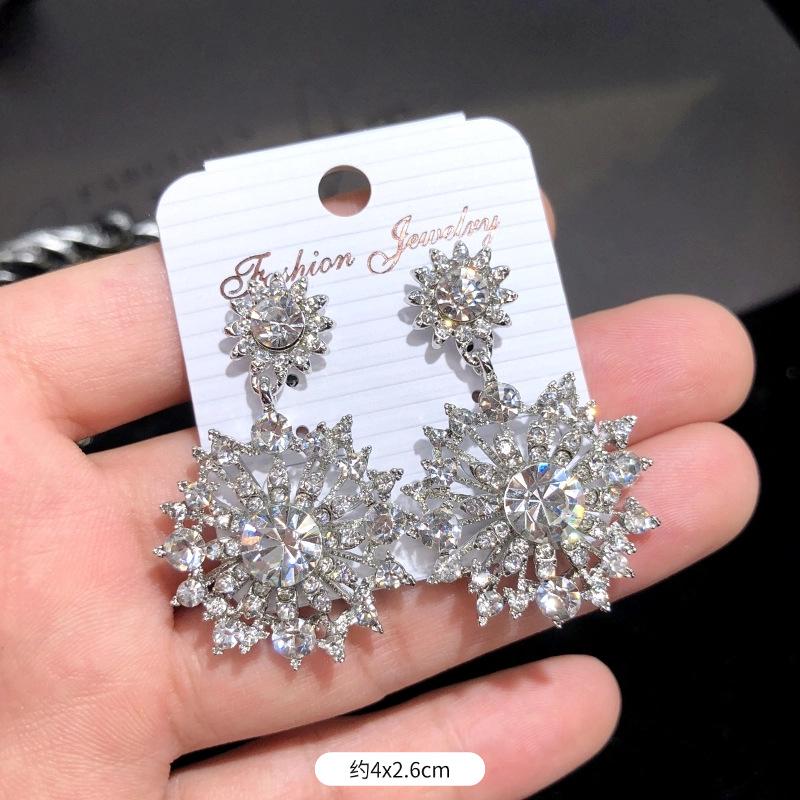 Korean Version of Celebrity Luxury Crystal Flash Diamond Stud Earrings Women's Banquet Exaggerated Temperament Fringed Earrings Retro Zircon Earrings