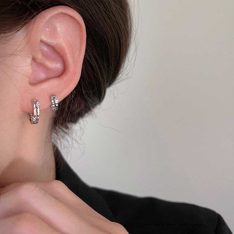 

Minimalist Hollow Circle Ear Cuffs: Trendy, Versatile Earrings for Unisex Style