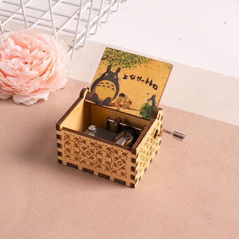 

Деревянная музыкальная шкатулка Тоторо Миядзаки – подарок на День святого Валентина/День рождения для нее 6.4 x 5.2 x 4.2 cm