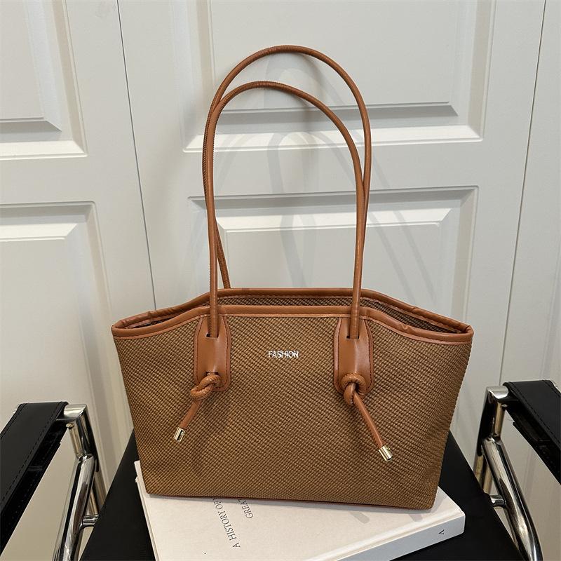 

Advanced sense of foreign style small bag women s 2025 new spring and summer shoulder messenger bag fashion super fire portable small bag коричневый