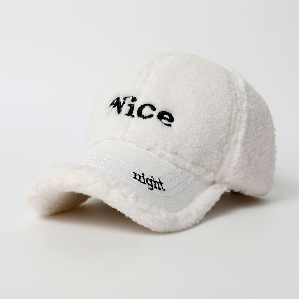 Casquette de baseball version coréenne automne et hiver, en polaire teddy, broderie de lettres, casquette à visière canard, tendance et décontractée, petite casquette de baseball pour femmes qui révèle le visage