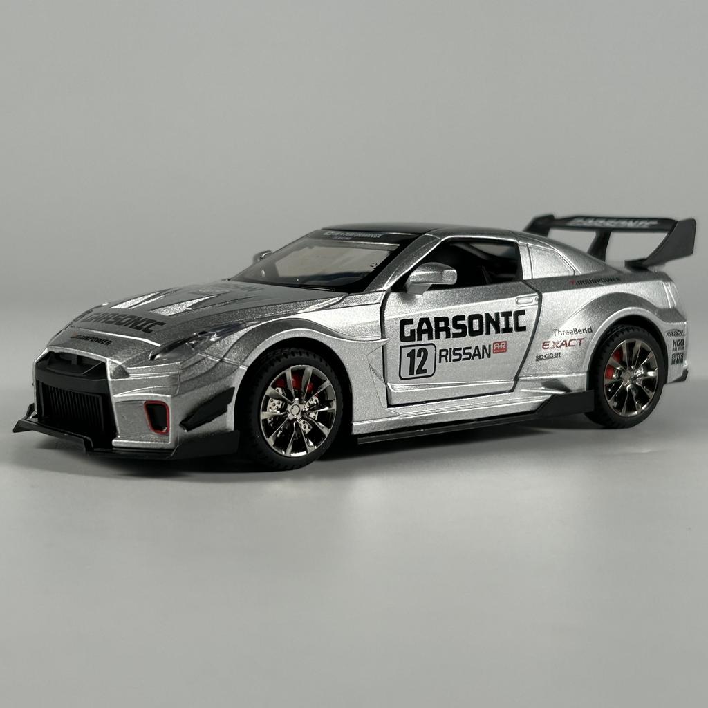 1:32 Nissan GTR CSR2 Modello in Lega Metallica Diecast Auto Decorazione per la Casa & Collezionabili Ornamento per Esposizione Hobby Regali per le Feste