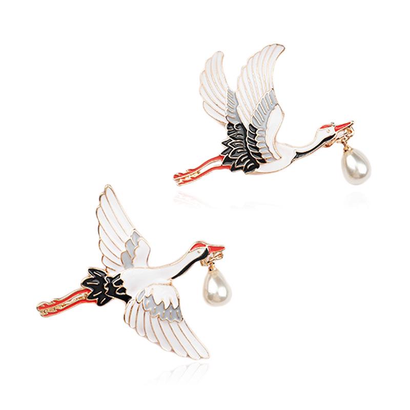 Crane & Pearl Metal Brooch: Retro Chinese-Japanese Style Pin for Cross-Border Fashion.