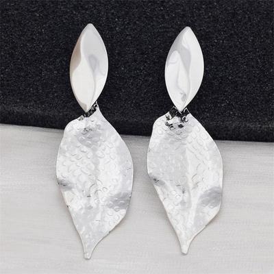Lange Metallblatt-Hängeohrringe für Damen Geometrisch Silberfarben Persönlichkeit Ohr Hochzeitsparty Schmuck Weihnachten