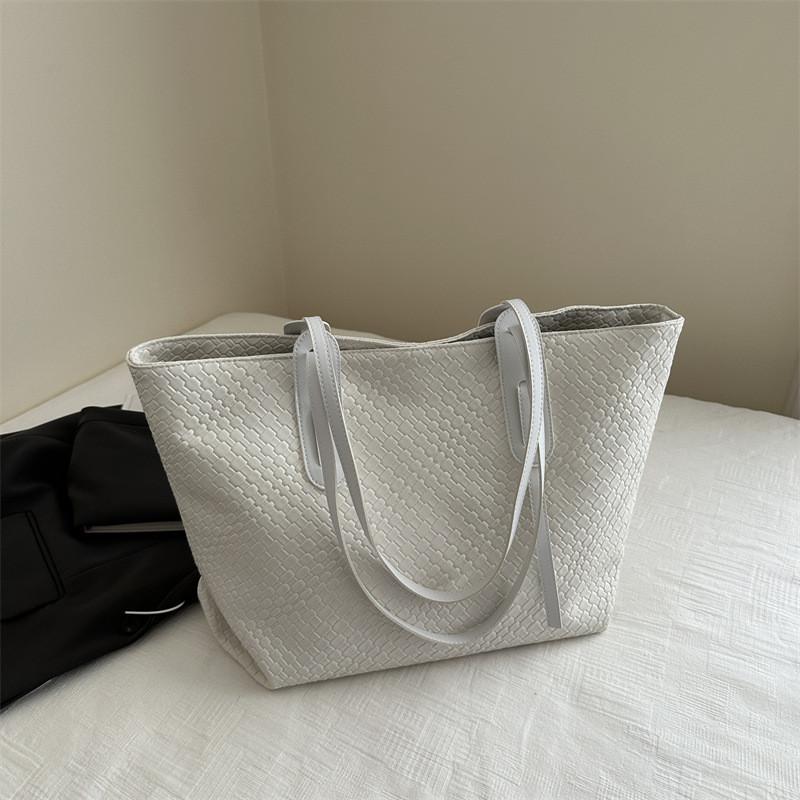 Modern Women's Tote Bag With Elegant Design And Ample Storage For Everyday Commuting