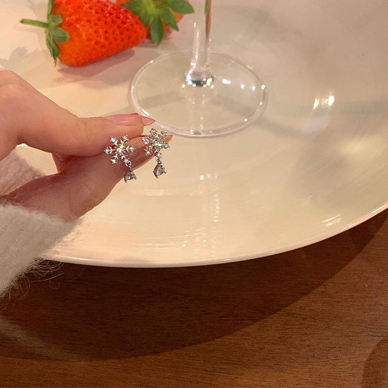 Elegant Zircon Snowflake Stud Earrings: High-End, Versatile, Cold Style Fashion for Women