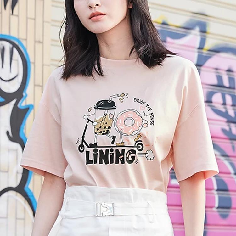 Li Ning Sports Fashion Series Drukowany Casualowy Graffiti Okrągły Dekolt Luźny Sportowy T-Shirt z Krótkim Rękawem Damski Top Różowy AHSR782-4