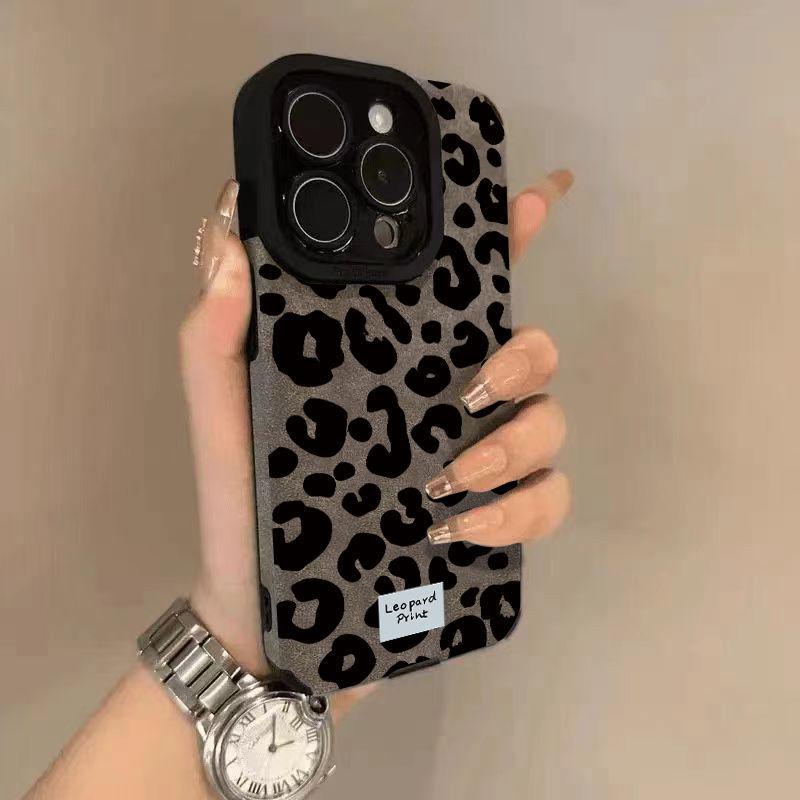 The new leopard print spots are suitable for Apple 17Pro's new 15 flip fur iPhon16promax anti-drop fine hole shell.