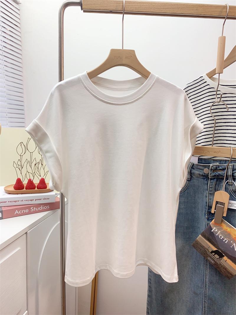 

Женская летняя однотонная свободная футболка с закатанными рукавами M белый