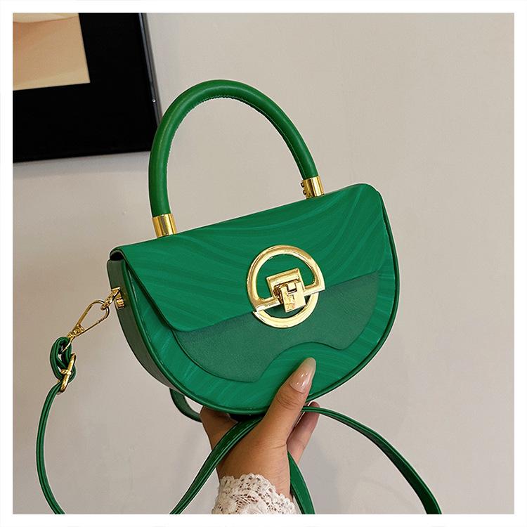 Trendy Retro Shell Bag: Niche Design Crossbody & Handheld Summer Style