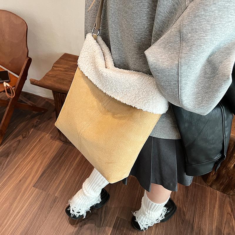 Bag Girl 2025 Autumn New Fairy Furry Bag Folded Cloud Bag Furry Hand Carry Small Bag Crossbody Bag