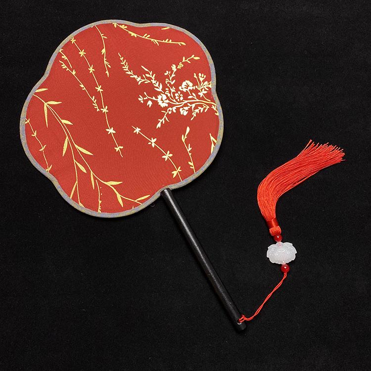 Éventail rond en soie rouge Hanfu ancien, orné d'un long pompon, pour la mariée.