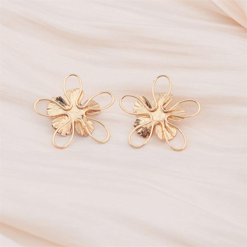 

Women s Hollow Flower Stud Earrings Gold Color Silver Color Metal Petals Geometry Personality Ear Accessories 2025 new brincos золотой