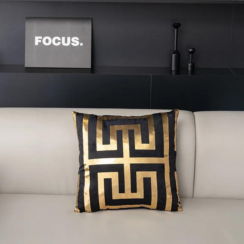 2pcs 45*45cm Nordic Luxury Hot Stamping Pillowcases Gold Patterned Short Plush Pillowslip White and Black Square Pillow Cover
