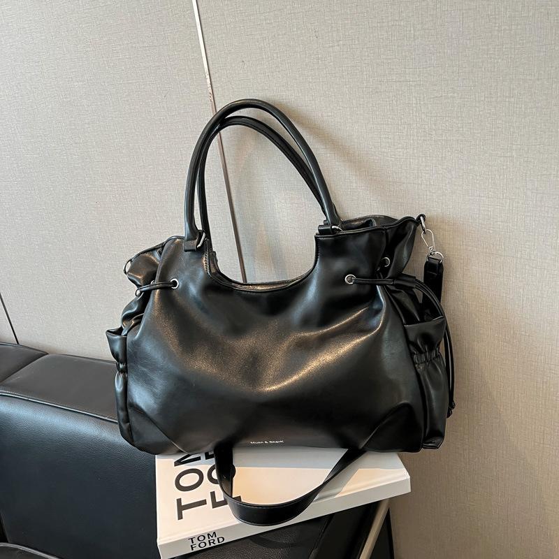 

Large-capacity retro bag women s autumn and winter versatile 2025 new casual messenger bag texture shoulder commuter tote bag чёрный