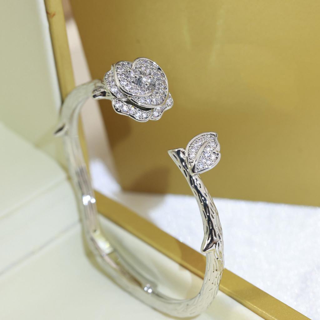 

Браслет с розовыми цветами и инкрустацией из натуральных камней, представляющий реальные детали. Сладкая серия, браслет с несколькими цветами и инкрустацией из натуральных камней, представляющий реальные детали серебряный