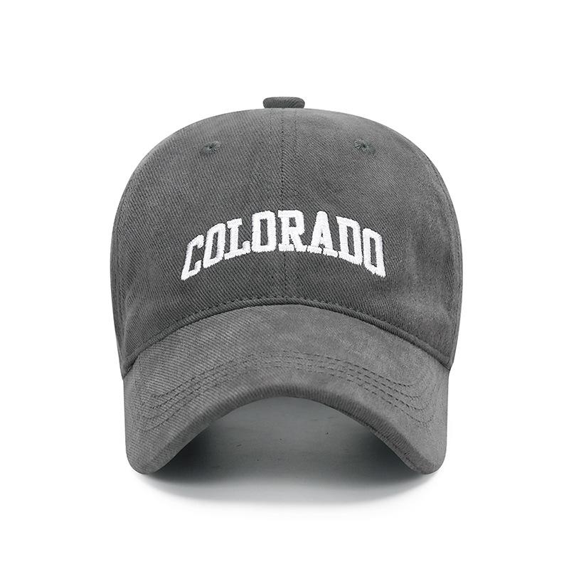 A Big-headed Letter Cap with A Soft Top That Highlights The Face and A Small Ducky-tongued Baseball Cap