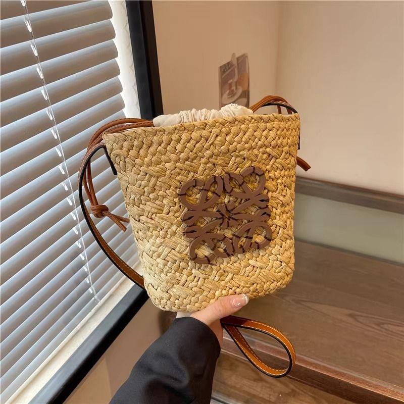 

Hong Kong Counter Straw Bag Women 2025 New Seaside Vacation Shoulder Small Bag Niche Raffia Woven Bag Khaki